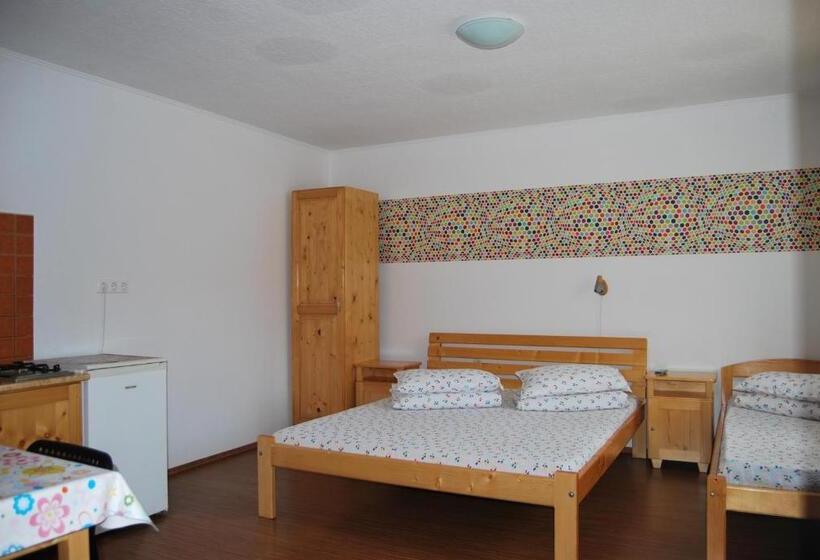 스탠다드 스튜디오, Pensiunea Soare Si Luna