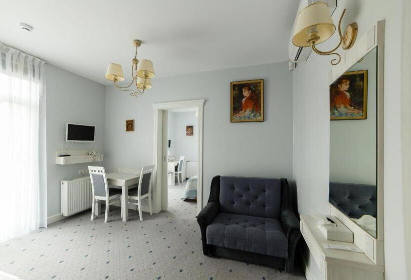 اتاق خانوادگی, Art