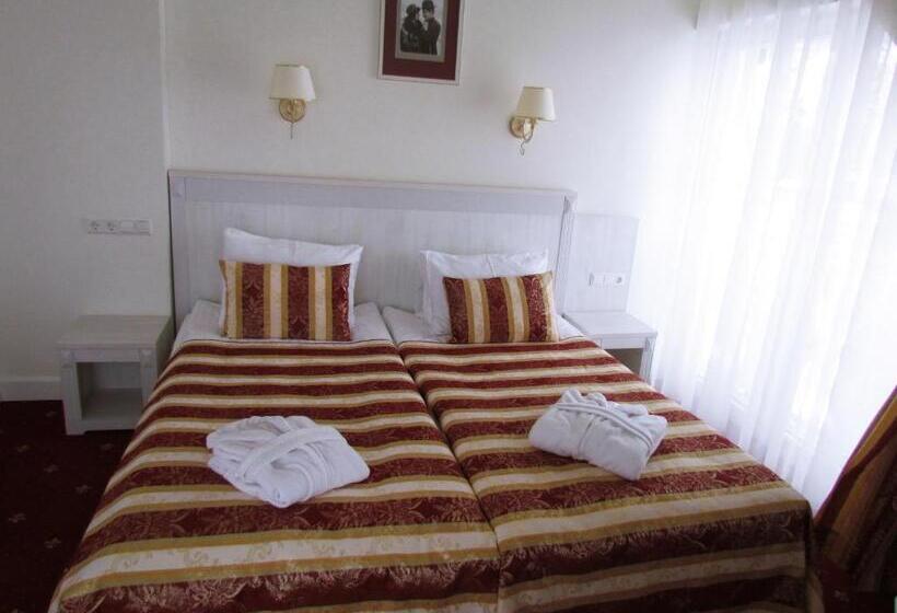 Family studio with city view, Art