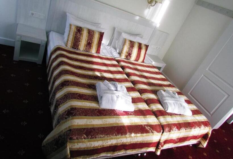 Family studio with city view, Art