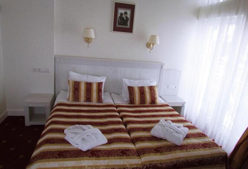 Family studio with city view, Art