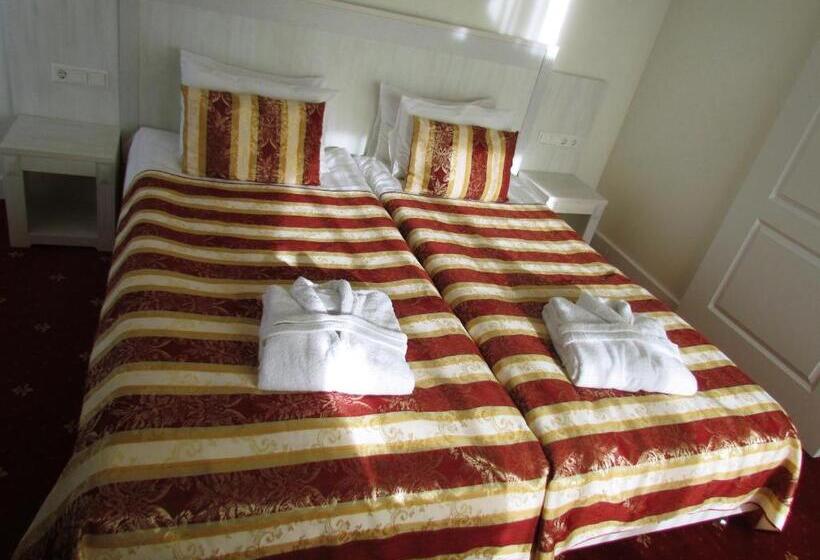 Family studio with city view, Art