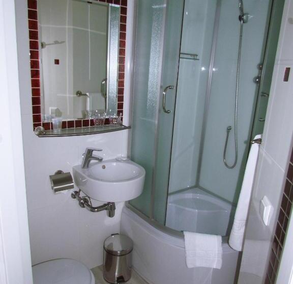 Family studio with city view, Art