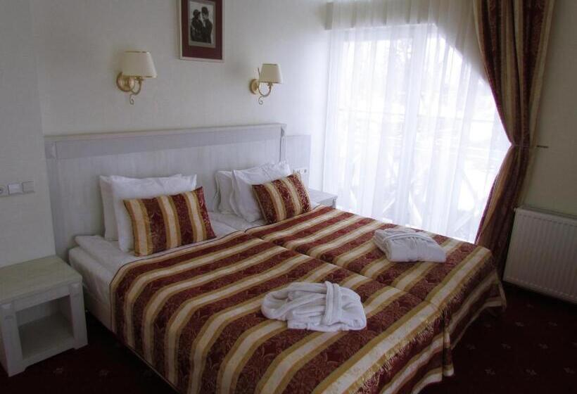 Family studio with city view, Art