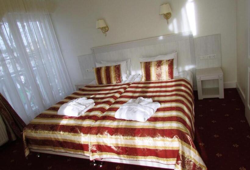 Family studio with city view, Art