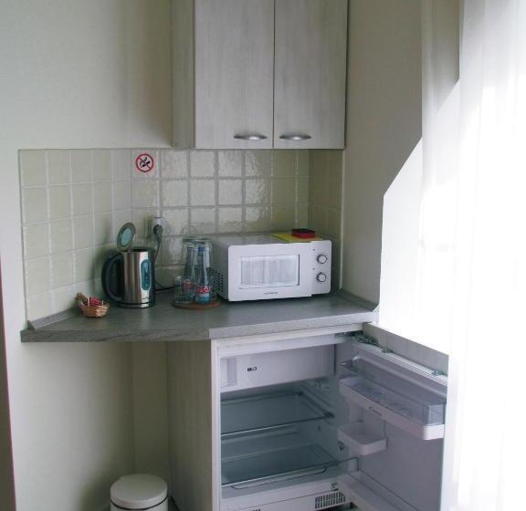 Family studio with city view, Art