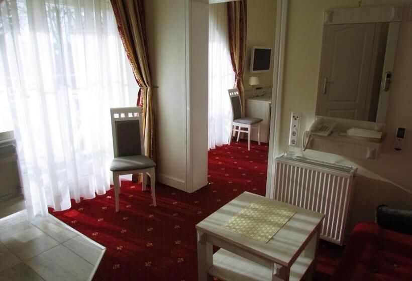 Family studio with city view, Art