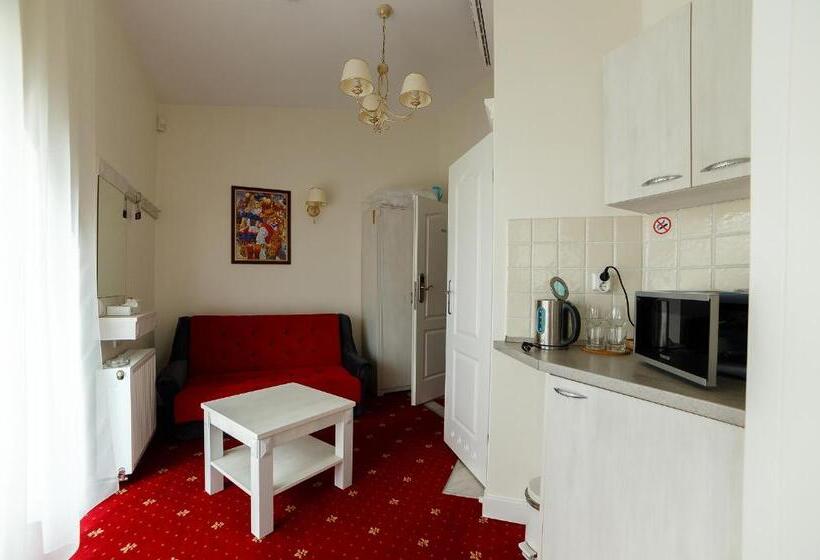 Family studio with city view, Art