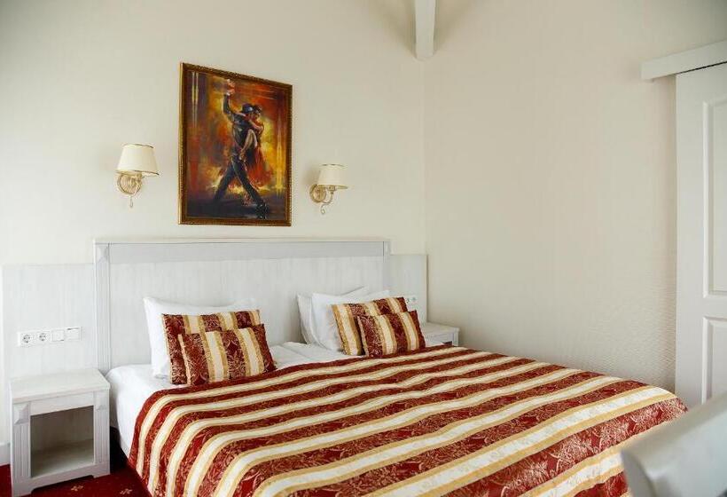 Family studio with city view, Art