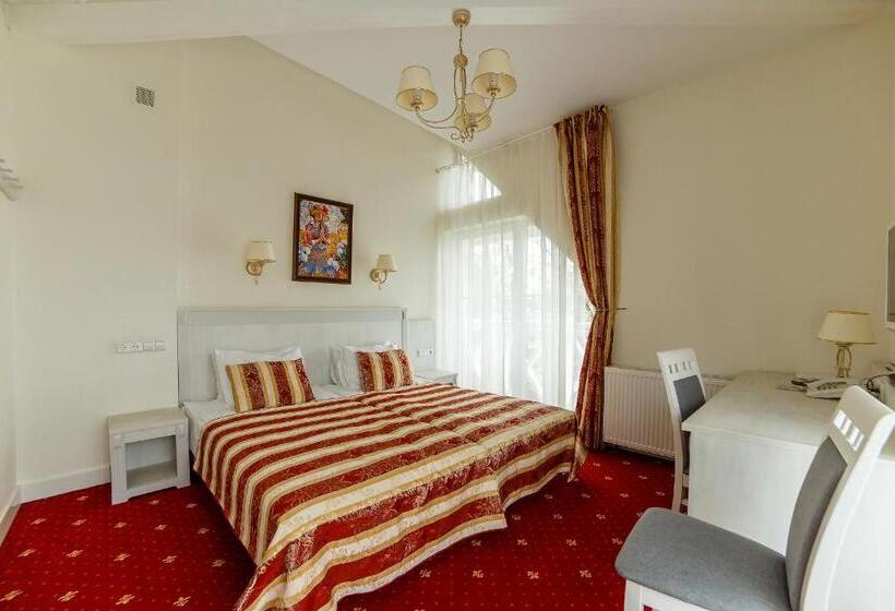 Family studio with city view, Art