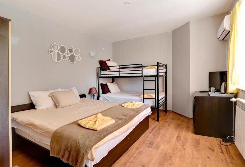 חדר לארבעה סטנדרטי עם מרפסת, Guest House Slunchev Cviat