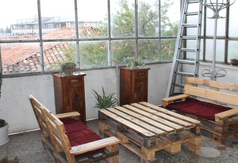 اتاق استاندارد با سرویس بهداشتی مشترک, Tlt Guest House