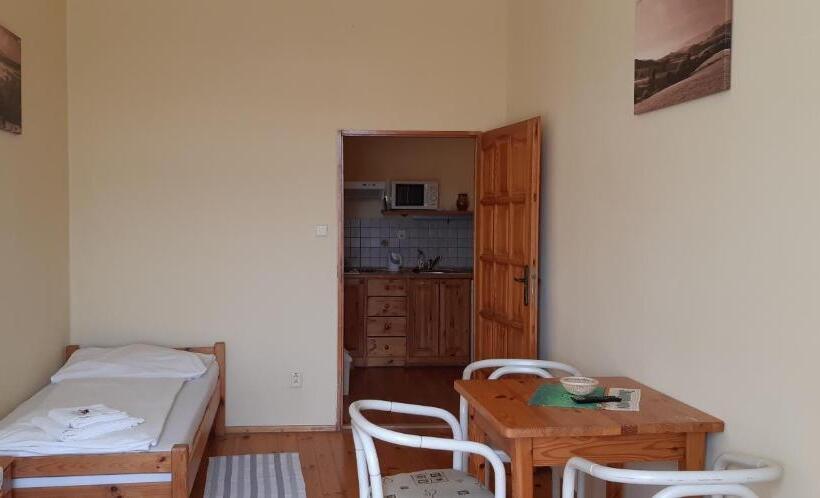 إستوديو قياسى, Victoria   Penzion & Restaurant