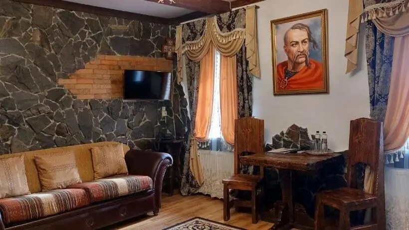 Pokój Deluxe, Fortetsya Hetmana