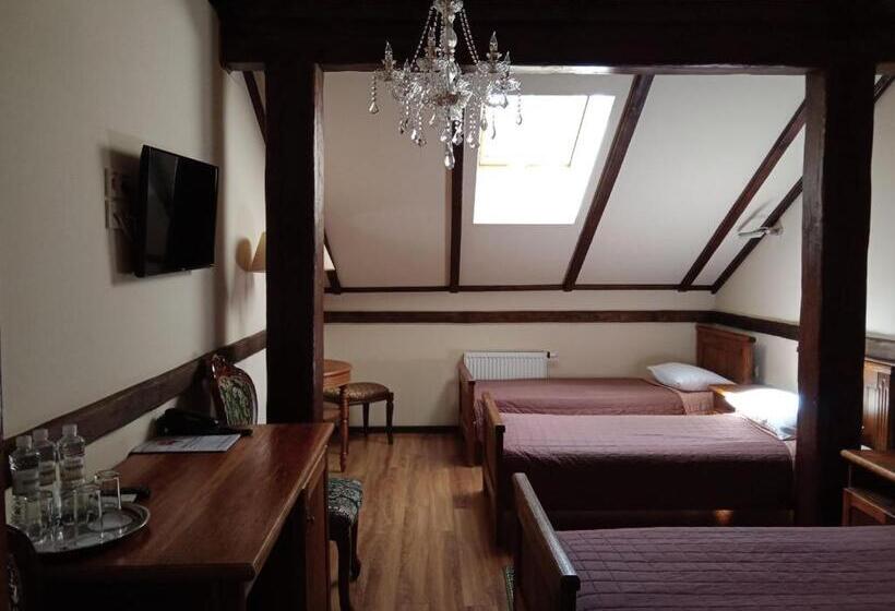 اتاق ساده سه‌ نفره, Fortetsya Hetmana