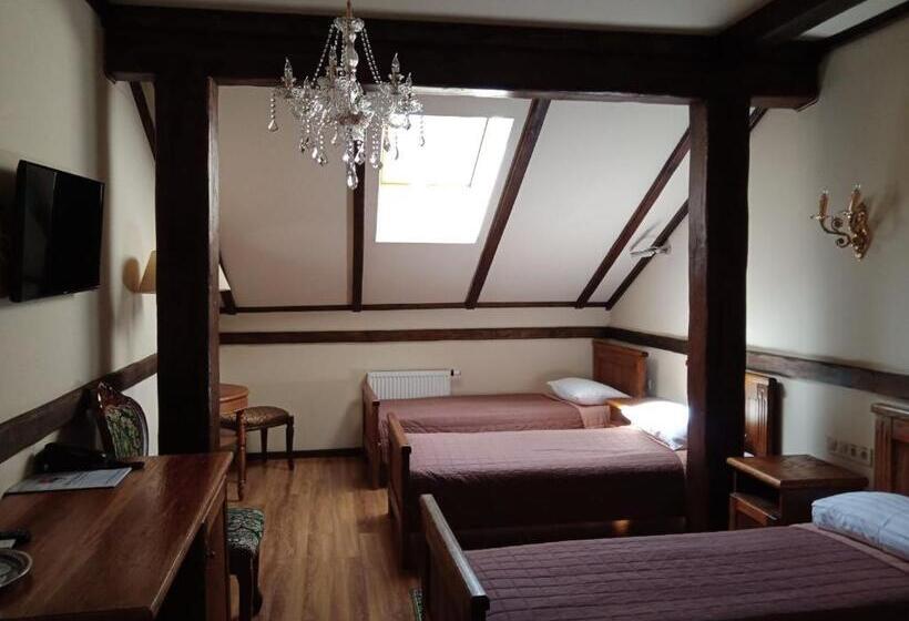 اتاق ساده سه‌ نفره, Fortetsya Hetmana