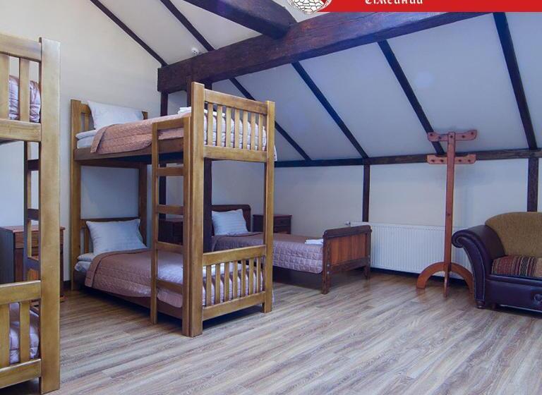 تختخواب در اتاق مشترک, Fortetsya Hetmana