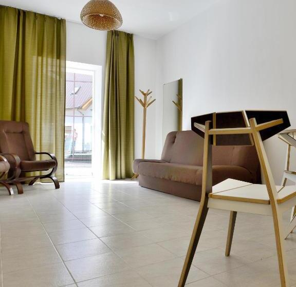 اتاق خانوادگی, Draugų Namai