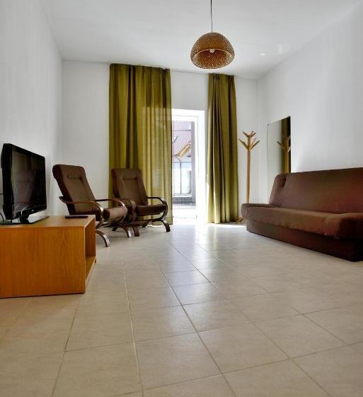 اتاق خانوادگی, Draugų Namai