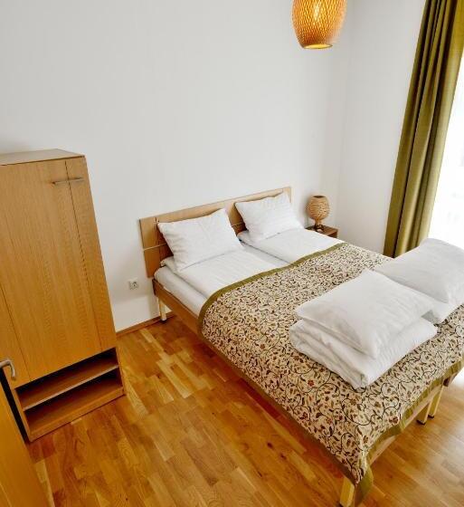 اتاق خانوادگی, Draugų Namai