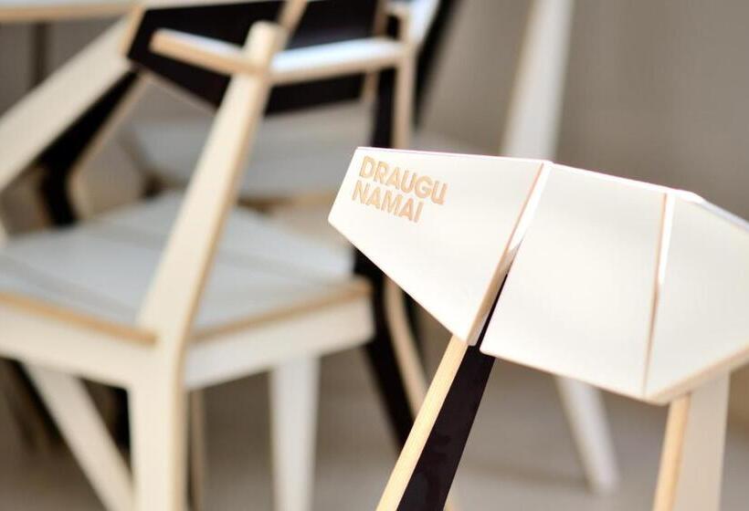 اتاق سوپریور, Draugų Namai