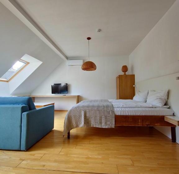 اتاق سوپریور, Draugų Namai