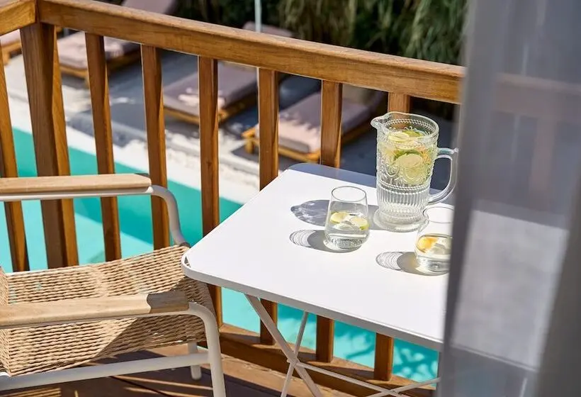 プールビューのクラシックルーム, Adorno Beach Hotel And Suites