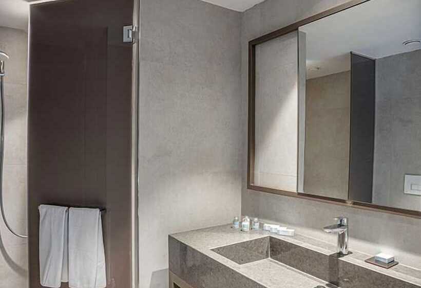 Family Suite, Paloma Orenda