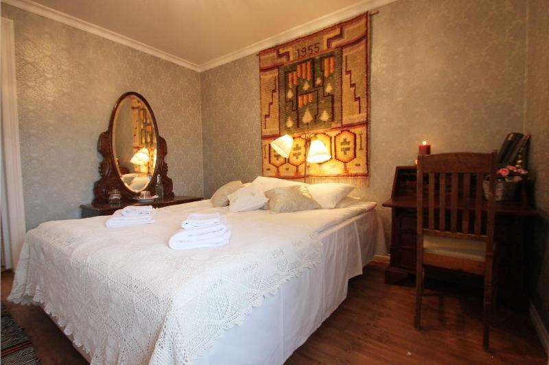 בקתת חדר, Elves Village