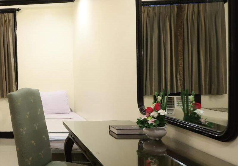 디럭스 룸, Zen Rooms Camelot Hotel Qc