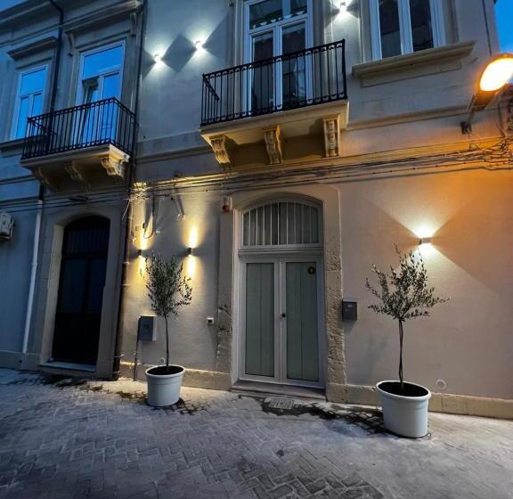 דירת חדר דלוקס, A'storia