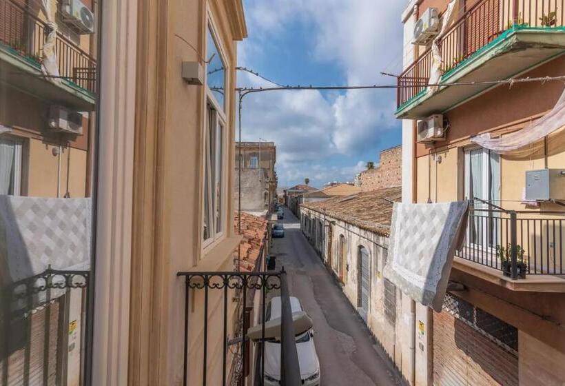 דירת חדר דלוקס, A'storia