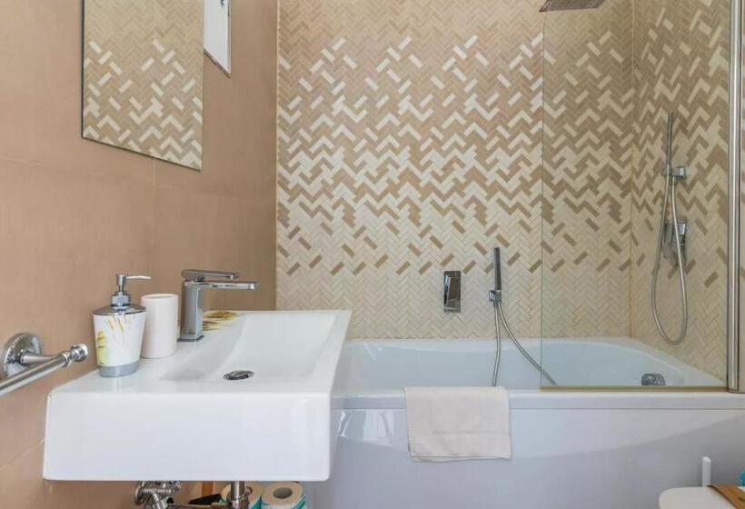 דירת חדר דלוקס, A'storia