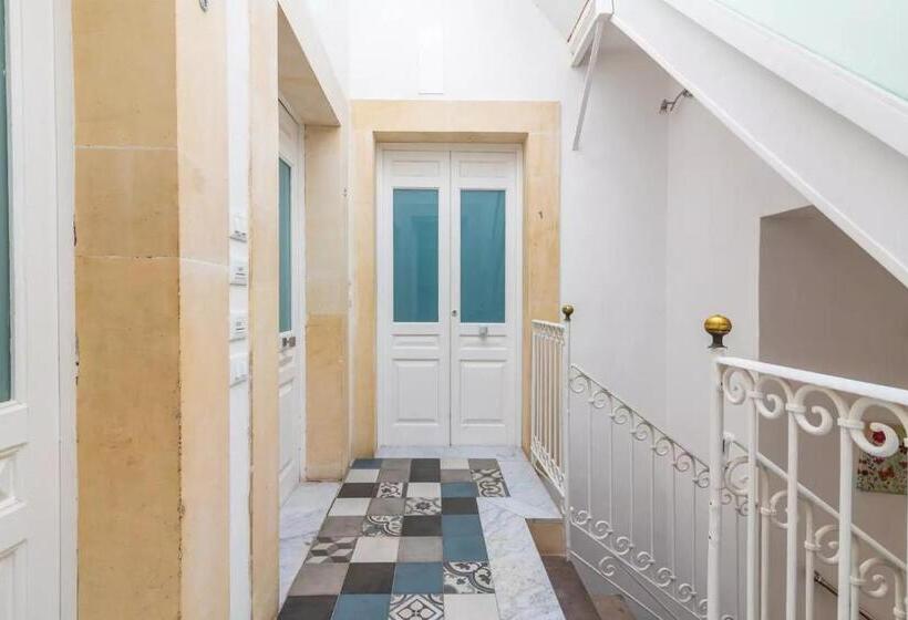 דירת שני חדרים, A'storia