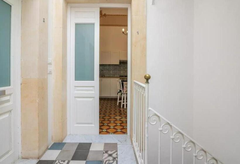 דירת שני חדרים, A'storia