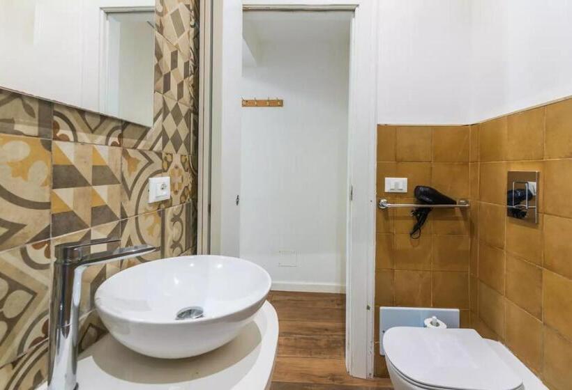 דירת שני חדרים, A'storia