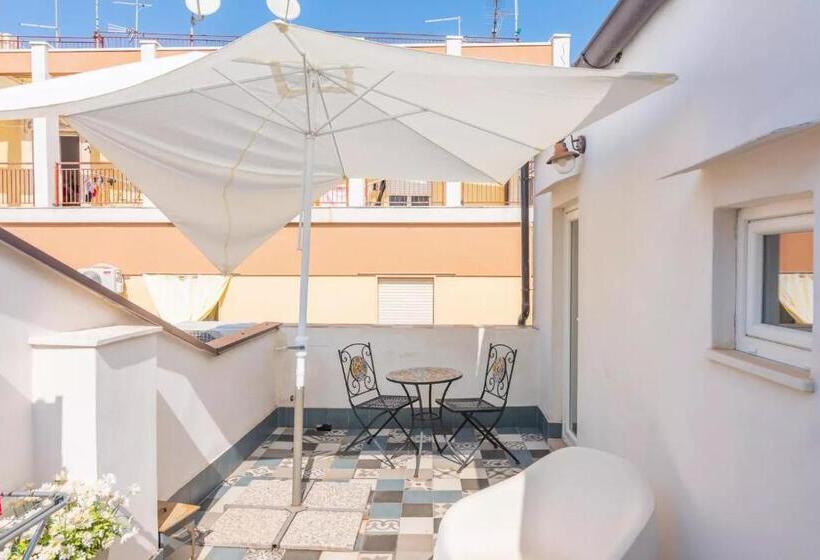 דירת חדר עם טרסה, A'storia