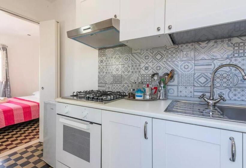 דירת חדר עם טרסה, A'storia