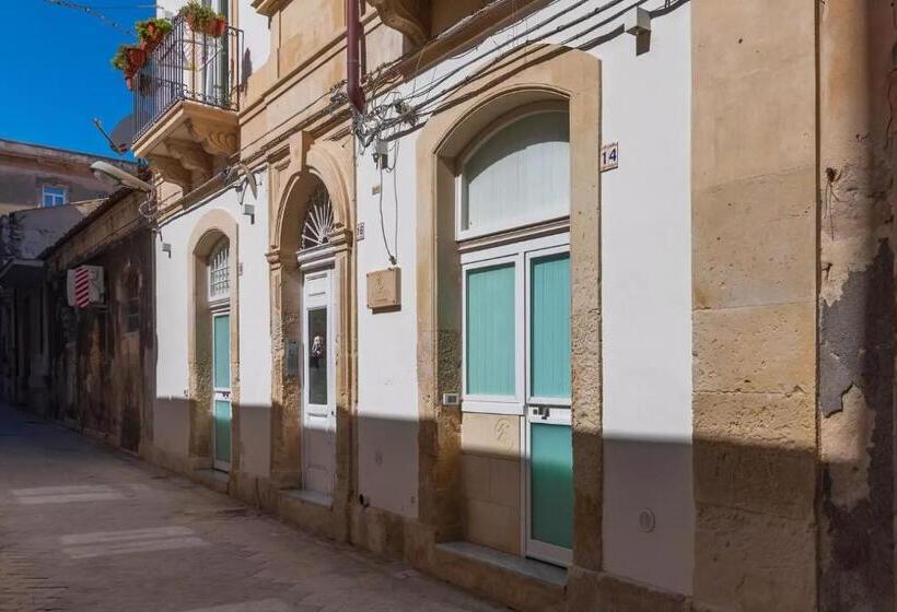 דירת חדר, A'storia