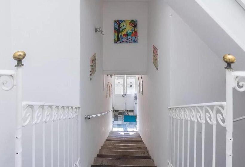 דירת חדר, A'storia