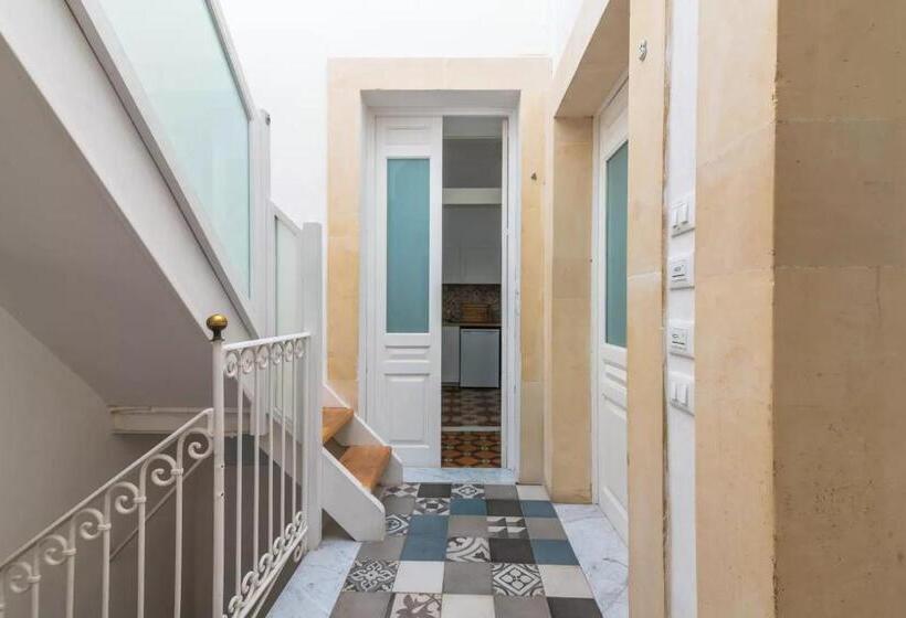 דירת חדר, A'storia