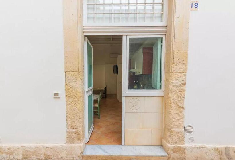 חדר סטודיו סטנדרד, A'storia