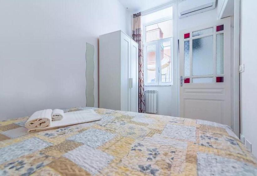 דירת חדר דלוקס, A'storia