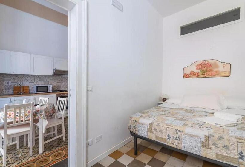 דירת חדר דלוקס, A'storia