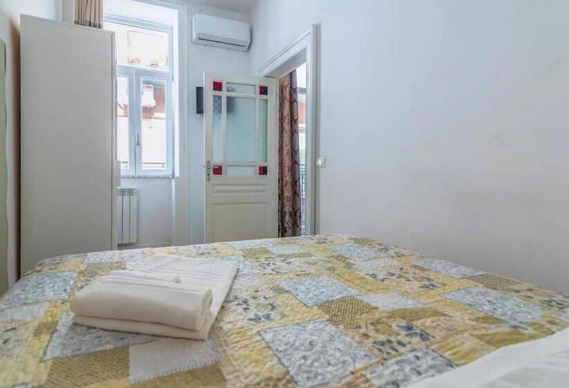 דירת חדר דלוקס, A'storia