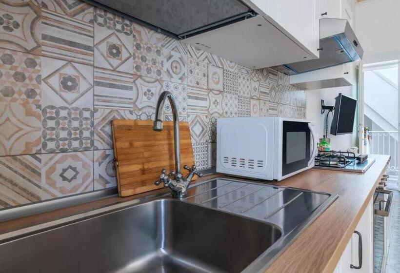 דירת חדר דלוקס, A'storia