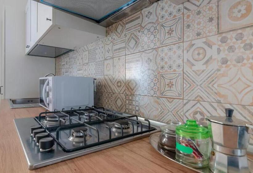 דירת חדר דלוקס, A'storia