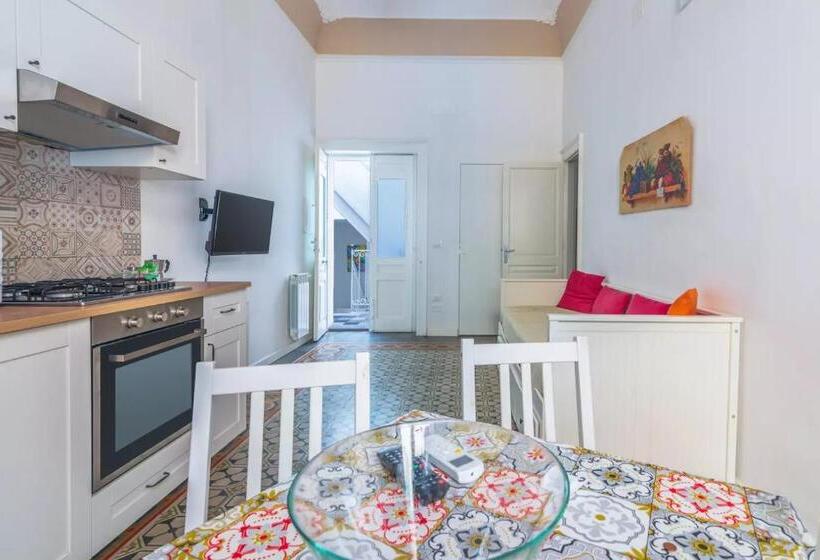 דירת חדר דלוקס, A'storia