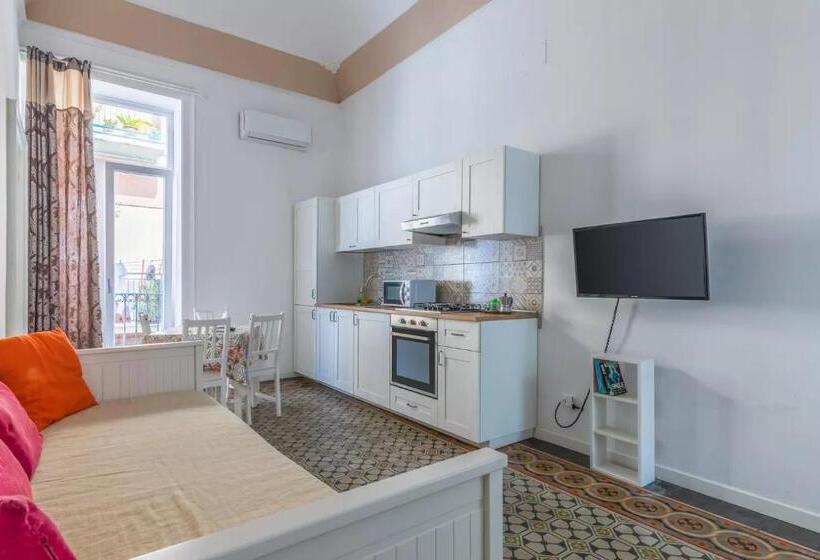 דירת חדר דלוקס, A'storia