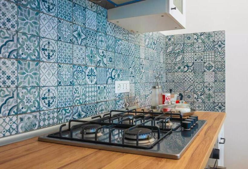 דירת שני חדרים, A'storia